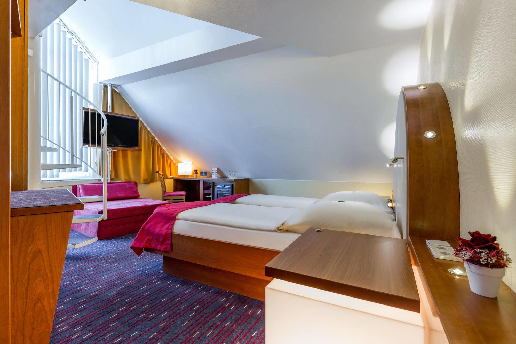Hotel Am Schillerpark Esslingen am Neckar Екстер'єр фото